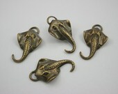 4 pcs.Zinc Antique Brass Sting Ray Charms Pendants Decorations Findings 23 mm. RC4