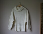 80s Batwing Sweater / Cream Knit Sweater / Casual Avant Garde / Large Turtleneck Knit Top / Size Medium-Large Sweater / Casual Fridays