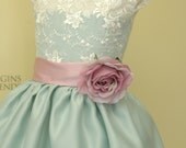 PLUS SIZE Vintage teal flower girl dress for a wedding with silk flowers. Ivory flower girls dress. White formal gown for special occasion.