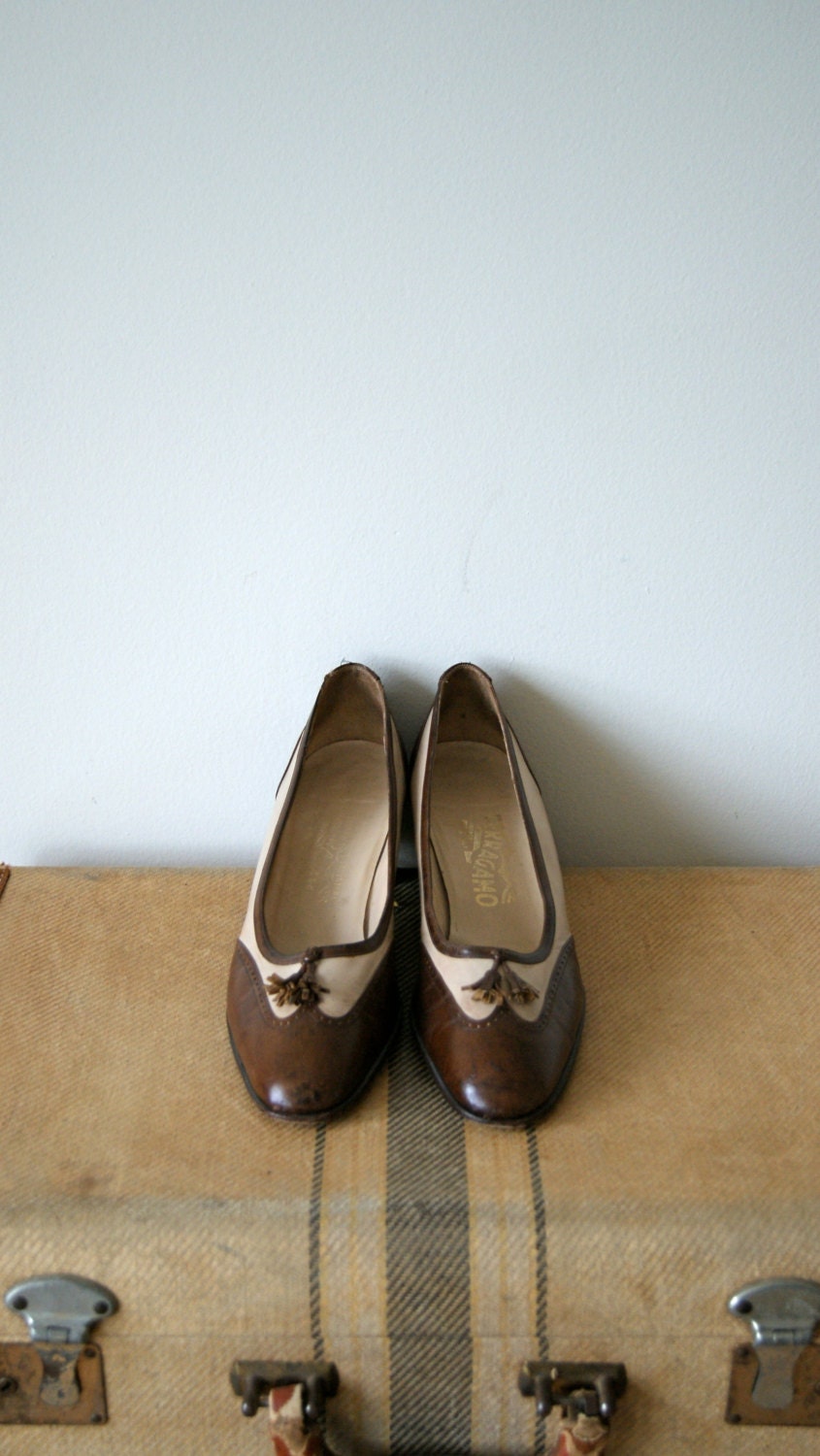 60s Ferragamo Pumps. Vintage Kitten Heels. Oxfords / Wingtips / Brogues. Preppy. Brown and Tan Leather Spectator Shoes. Women's 9 AA.