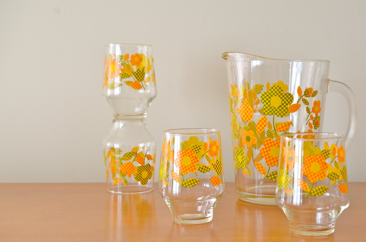 1960s Bright Yellow & Orange Daisy Drinking Glasses and Pitcher Set, Summer Party, Lemonade, Ice Tea, Cocktail, Bridal Shower, Housewarming