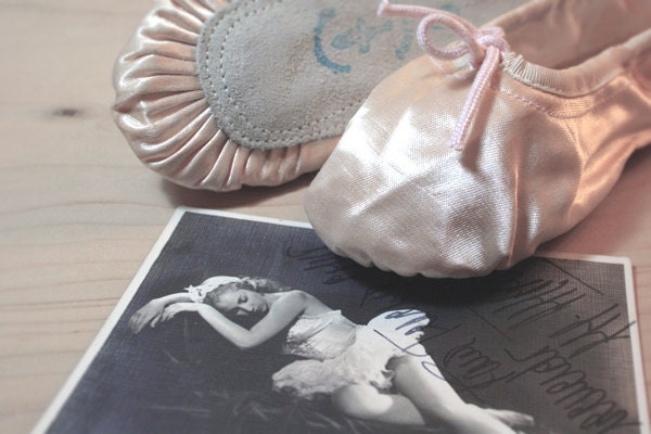 THE SWAN LAKE // Vintage ballet shoes // - LaSartoria