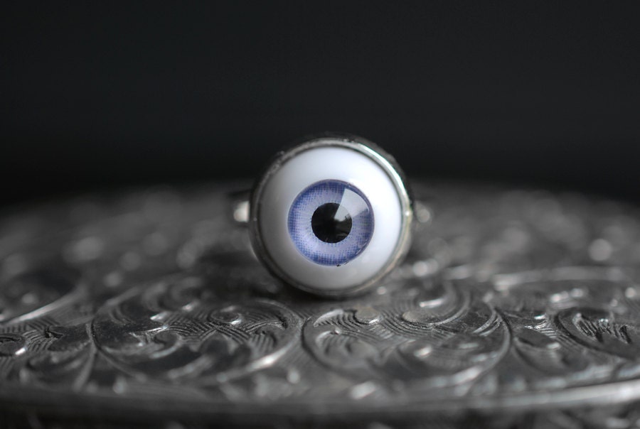 Eyeball adjustable ring - pastel purple/lavender eye - gothic jewelry