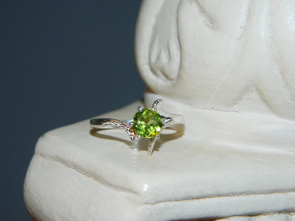 Peridot ring natural beauty