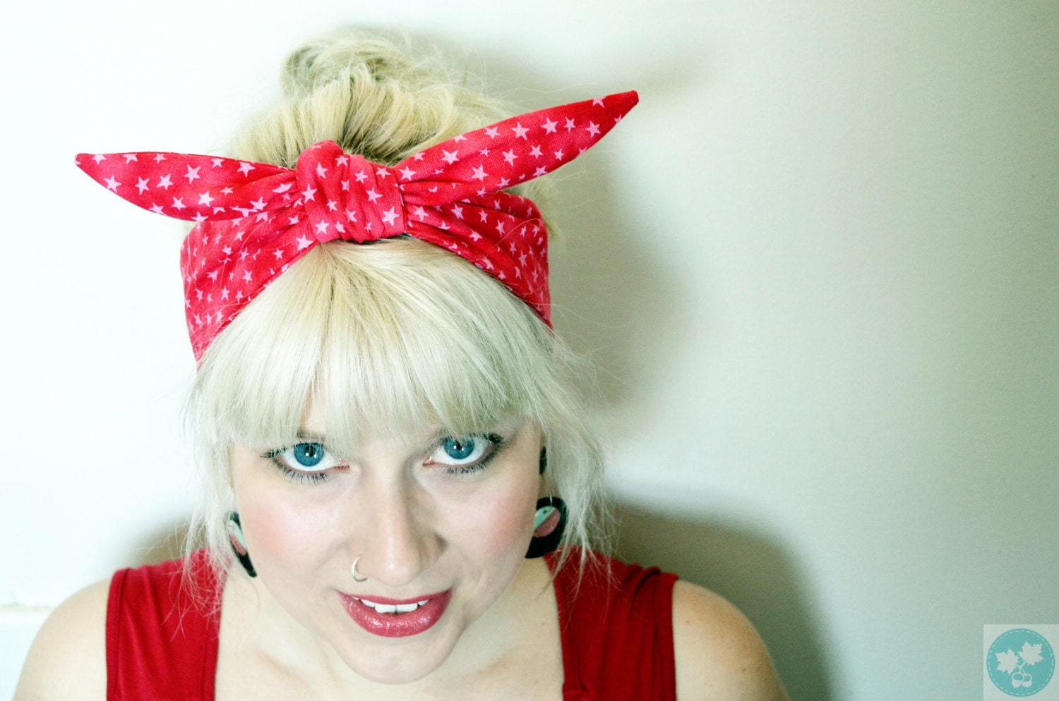 Rockabilly head scarf. Pin up style headband. Red. Tiny white stars. 40s hair tie. 50s hair band. 60s hair wrap. Retro head band. Bandana.
