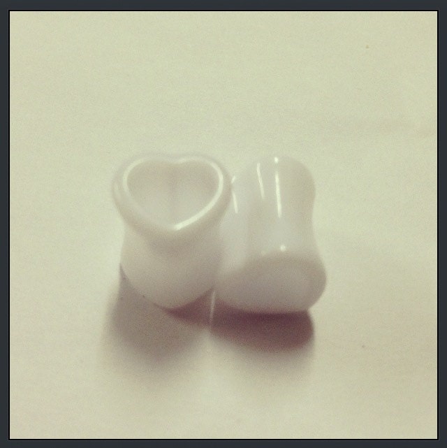 10mm White Love Heart Acrylic Ear Plugs