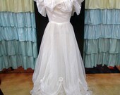 1950s Off the Shoulder Rosette White Wedding Dress Floorlength with Ruffles XS/S