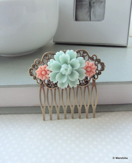 A Soft Mint Green Flower, Pink Mum Flower Collage Hair Comb, Bridesmaids Gift Wedding Comb. Vintage Style Collage Hair Comb. Country Theme