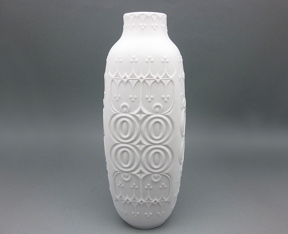 Large vintage bisque porcelain Op Art vase by Alka Kaiser (1960s)