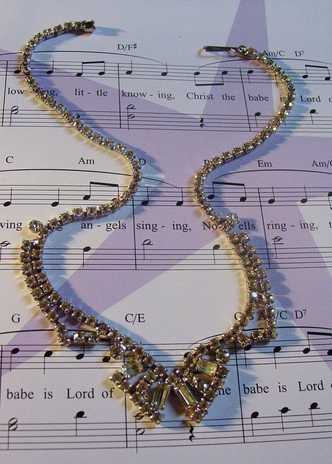 Beautifully Designed Vintage Rhinestone Necklace from 1950. Great sparkle and great price.