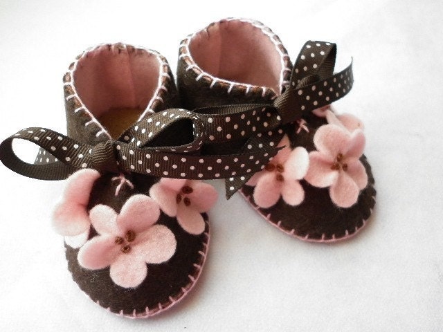 Pink and brown handmade baby girl booties with flowers. Ref No FB01