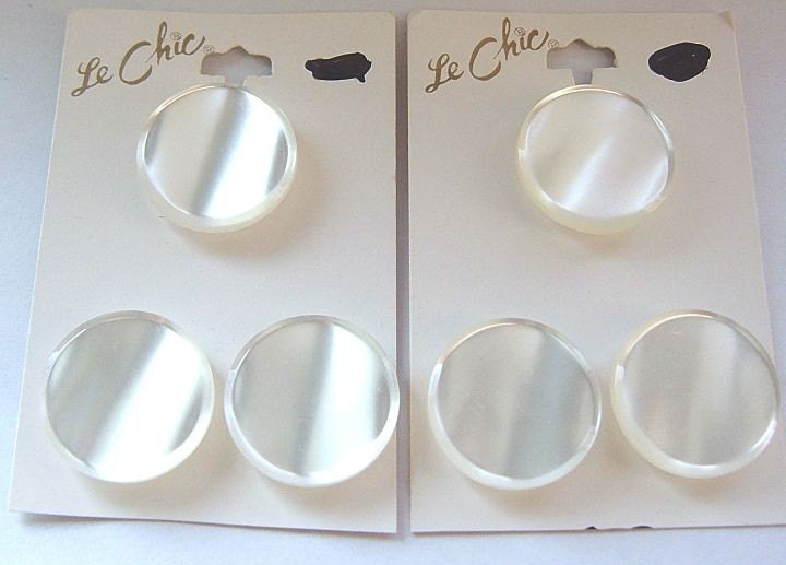 Vintage Buttons Le Chic Japan Set of 6 White Pearly Buttons on Card