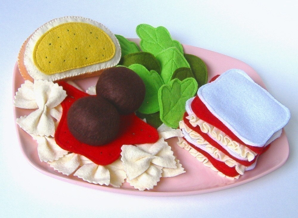 Italian Feast Felt Food PDF Pattern  - Bowtie Pasta with Sauce and Meatballs, Lasagna, Salad Greens, and Garlic Butter Toast