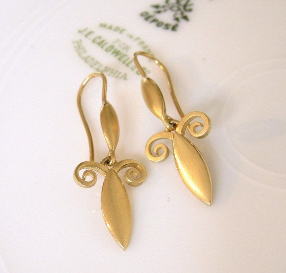 Petite Classic Scroll 18k Gold Earring