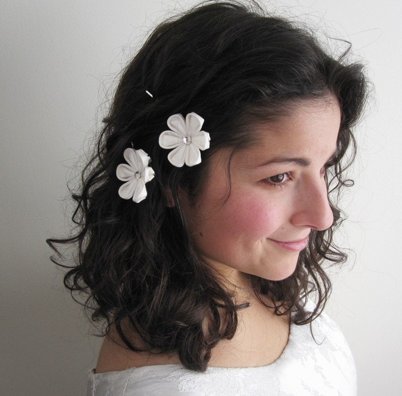 Pale Ivory Duo Tsumami Kanzashi Bridal Spring Hair Flower