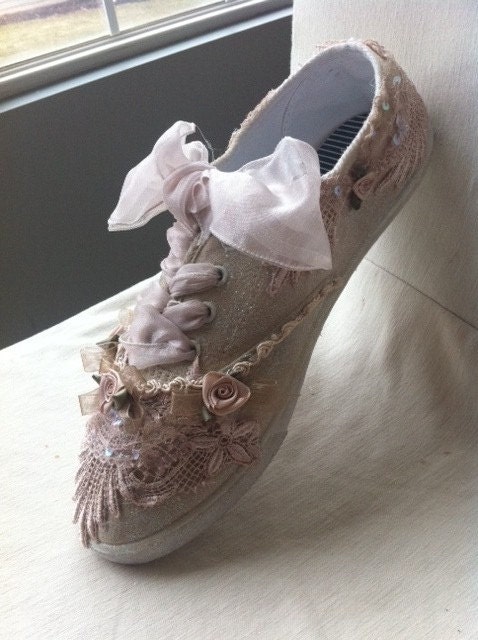 Victorian Beige Bridal Sneaker in Size 10