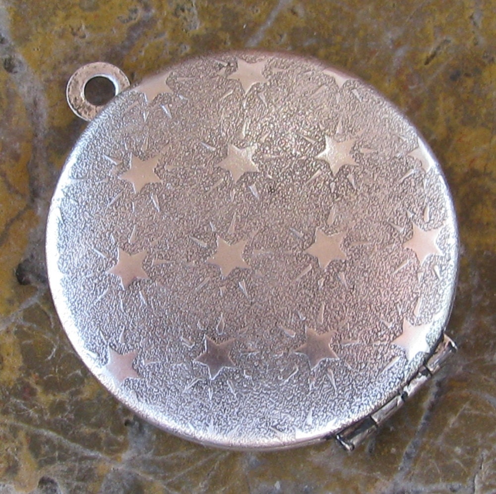 1 Antiqued Silver locket Pendant  with wreath Star design 1194
