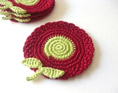 Deep Red e Green Coasters Luz Flores. Wine cereja Folhas bebida Decor Coleção Garden Crochet - Conjunto de 4