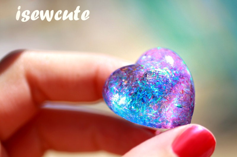 Adjustable resin heart ring full of glitter... blue and lavender changes color at various angles