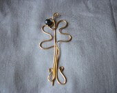 Wire shawlpin gold