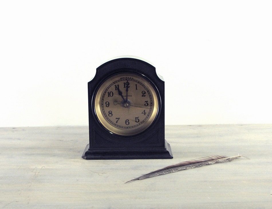 Vintage Art Deco Smith's Electric Mantel Clock in Bakelite