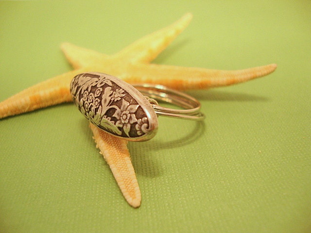 Mural Style Metal Button Ring