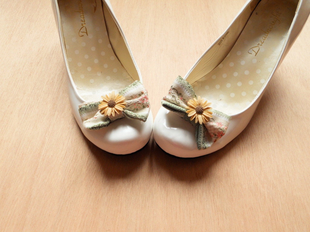 Sweet Rococo simple bow shoe-clips with daisy flower . floral pattern . ready to ship