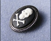 Gothic Skull Cameo Pendant Crossbones Black, White 25x18mm