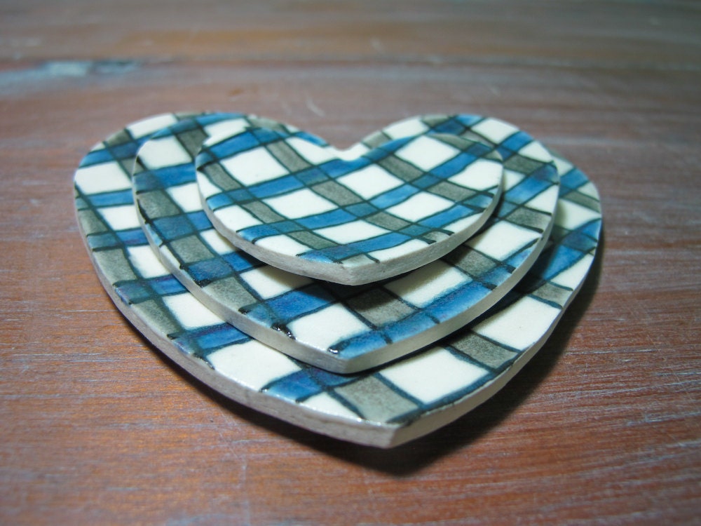 heart plaid plates