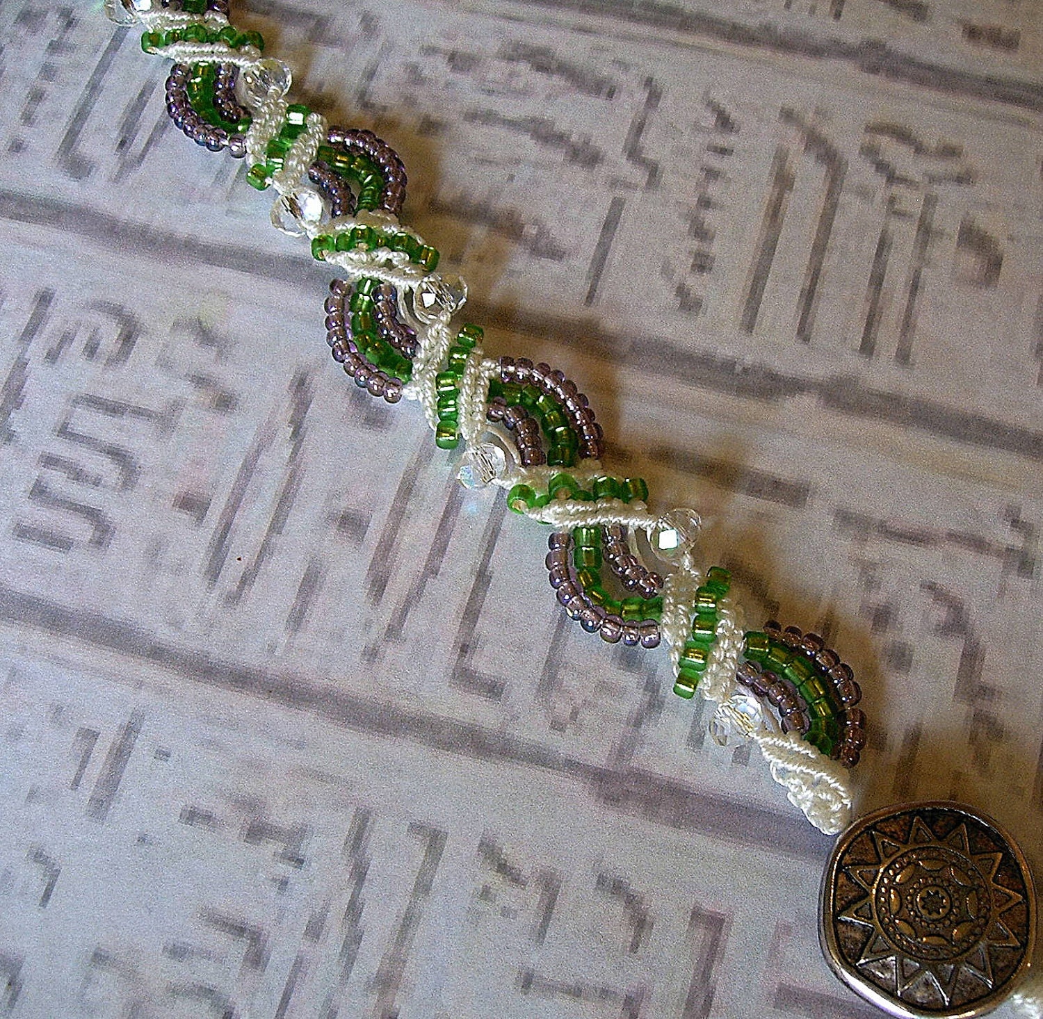Micro macrame emerald and amethyst bracelet. Micromacrame bracelet. Purple and green.