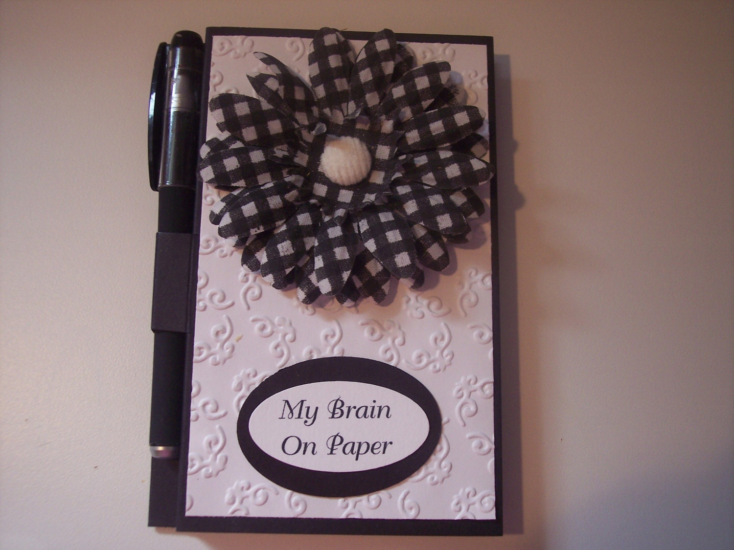 Magnetic Note Holder 3x5 Black and White Cloth Flower with Gel Pen