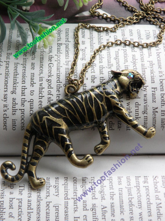 Pretty retro copper panther leopard necklace pendant jewelry vintage style