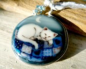 Amazing little sleeping cat on a patchwork quilt - Fused glass pendant