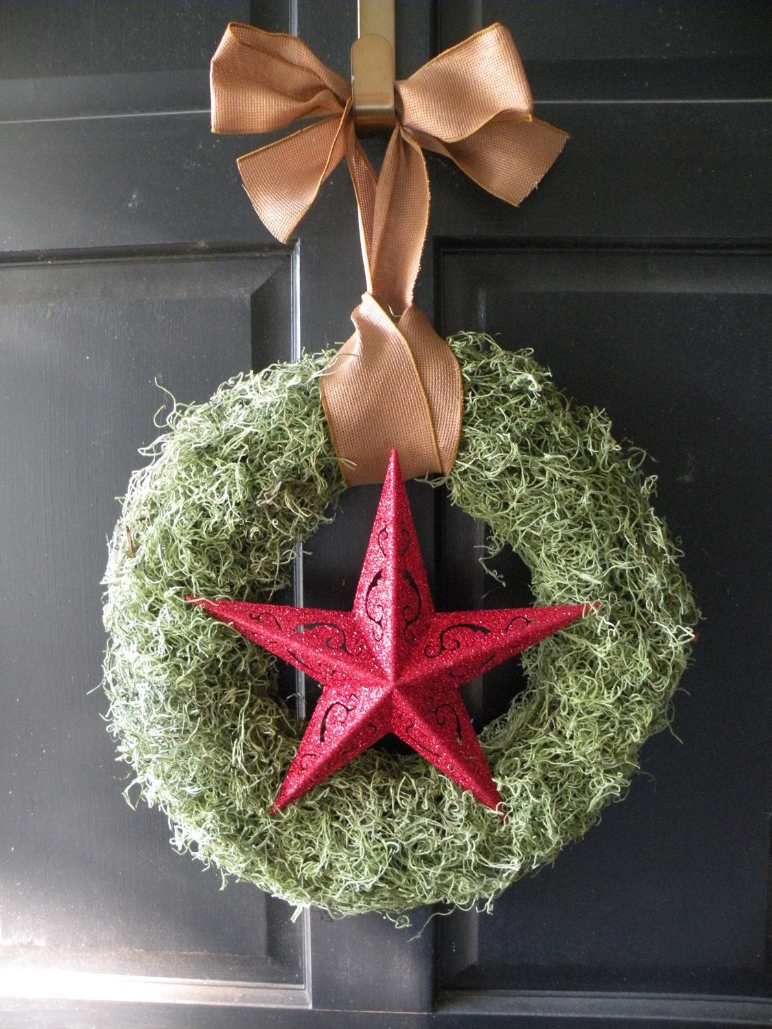 Red Star Moss Christmas Wreath