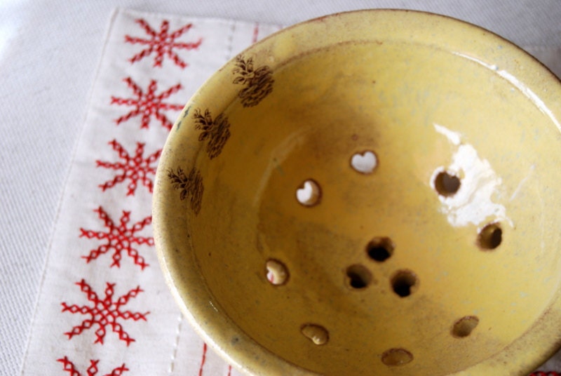 Berry bowl - gifts under 50 - in yellow with acorns