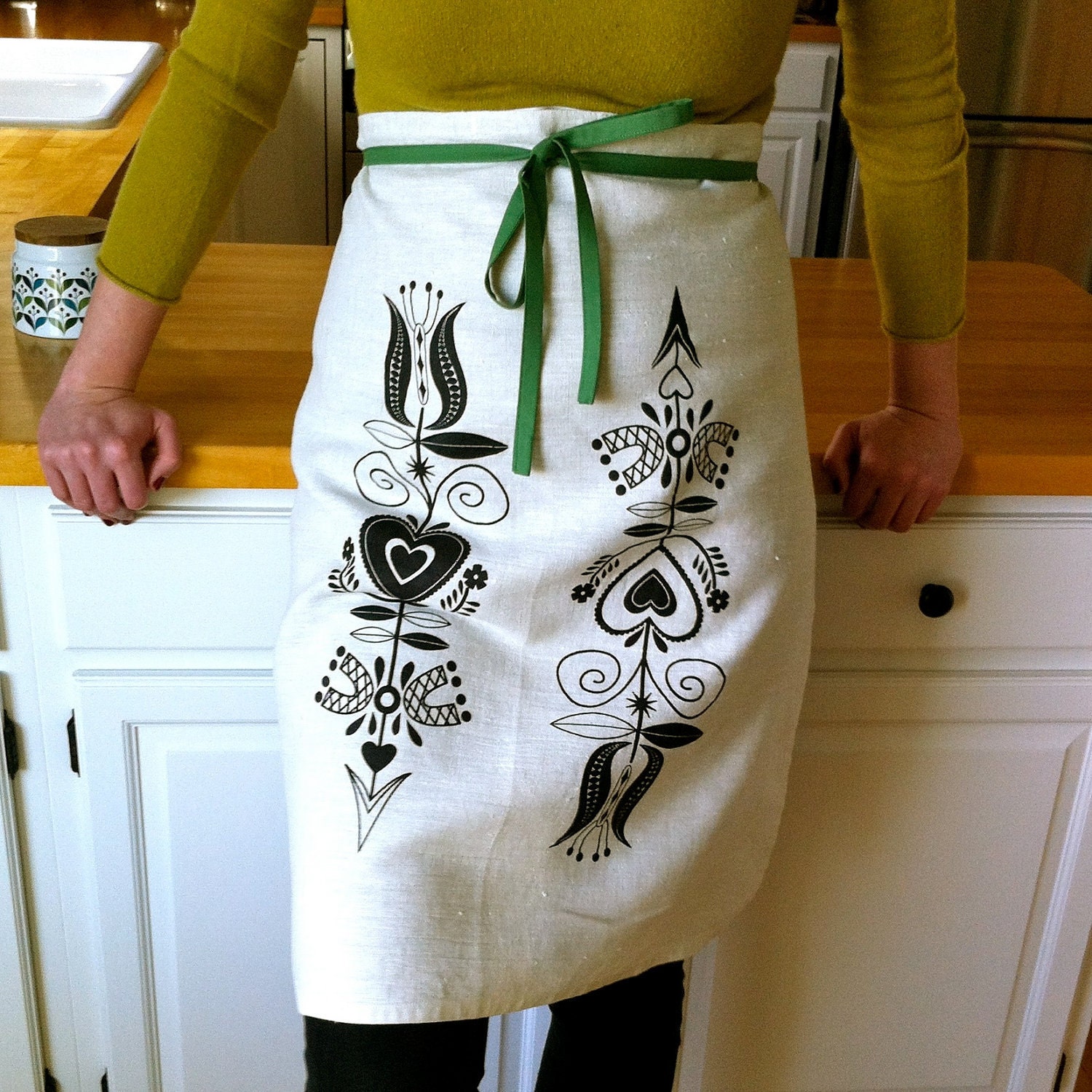 Dutch Heart - Butcher's Apron (black on natural linen)