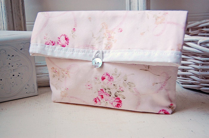 Pink Roses bag purse Pouch Clutch Vintage Style Flat Bottom Padded Kindle Make Up Travel Gadget Bag  elitett tagt team