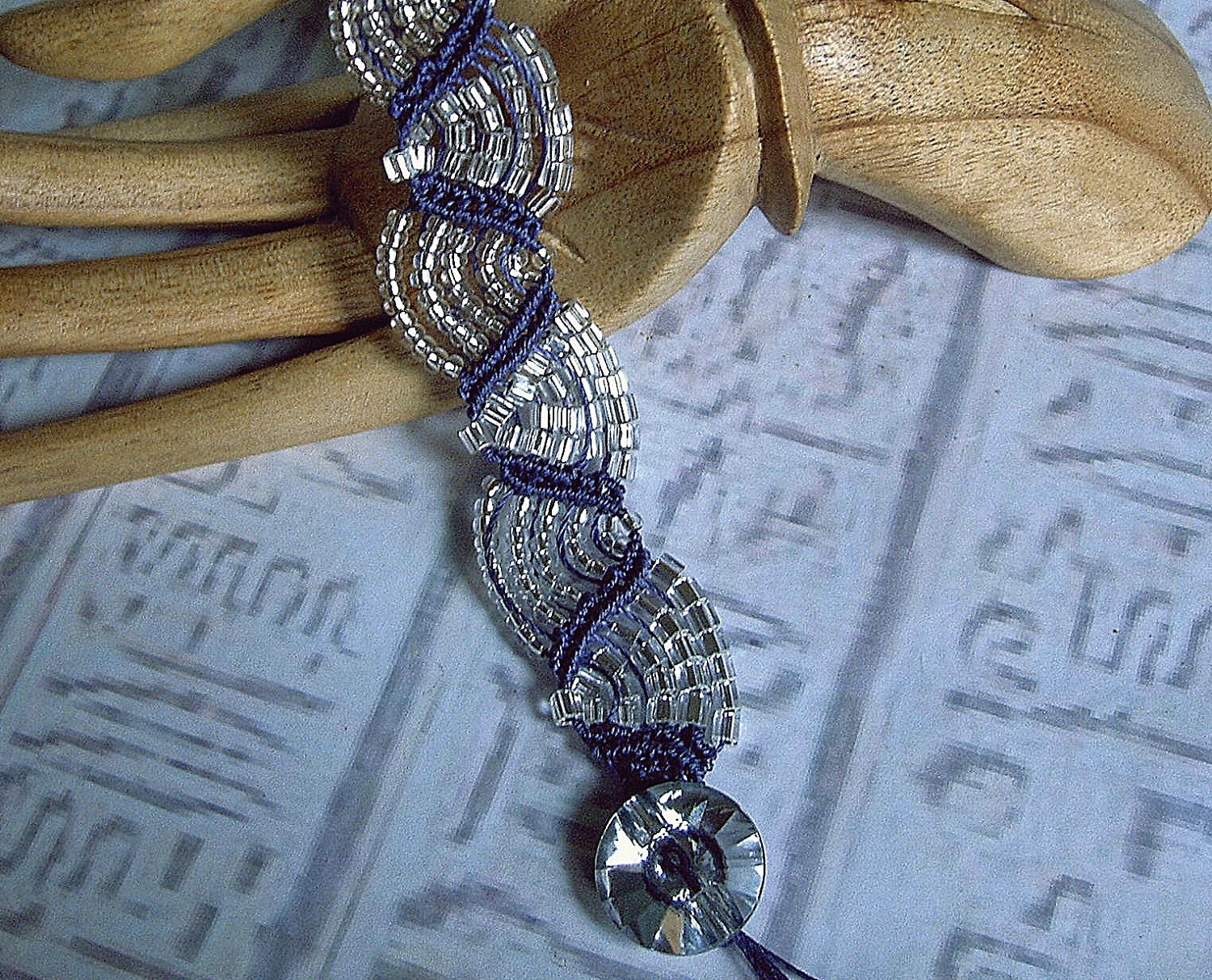 Micro macrame bracelet in purple and silver