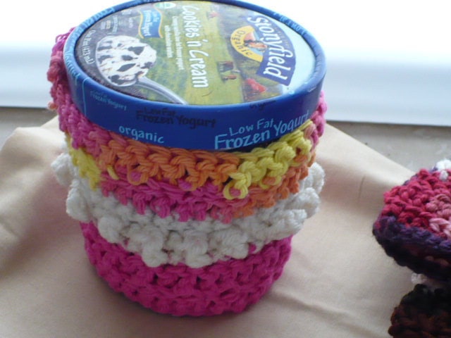 Pint Ice Cream Cozy - Yogurt Cozy - Strawberry Banana Chunky Design - Bubbles