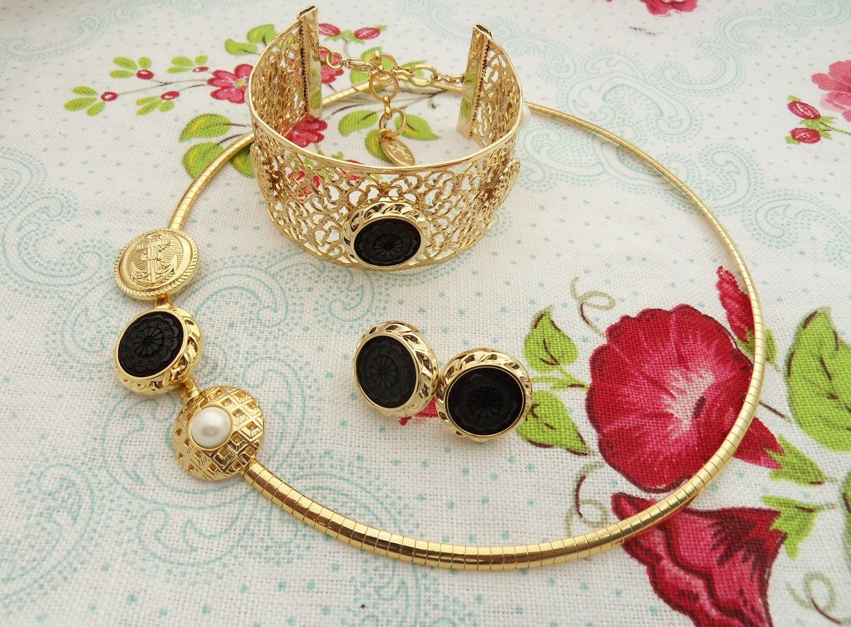 Golden Set: Choker, Bracelet and Earrings with Vintage Style Buttons