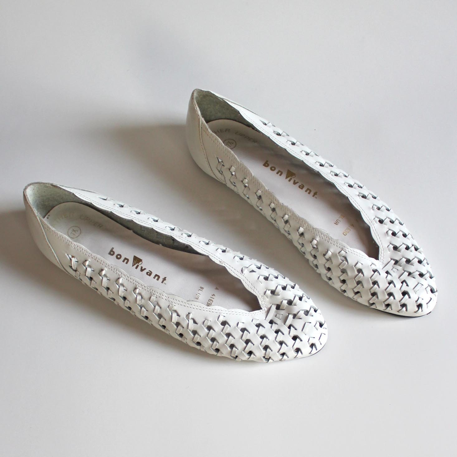 shoes 7 or 7.5 white woven scalloped flats. 80s Bon Vivant leather cut out skimmers.