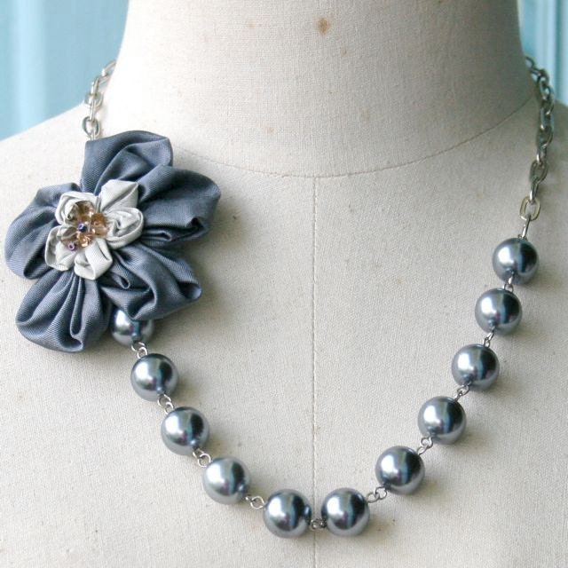 La petite fleur necklace