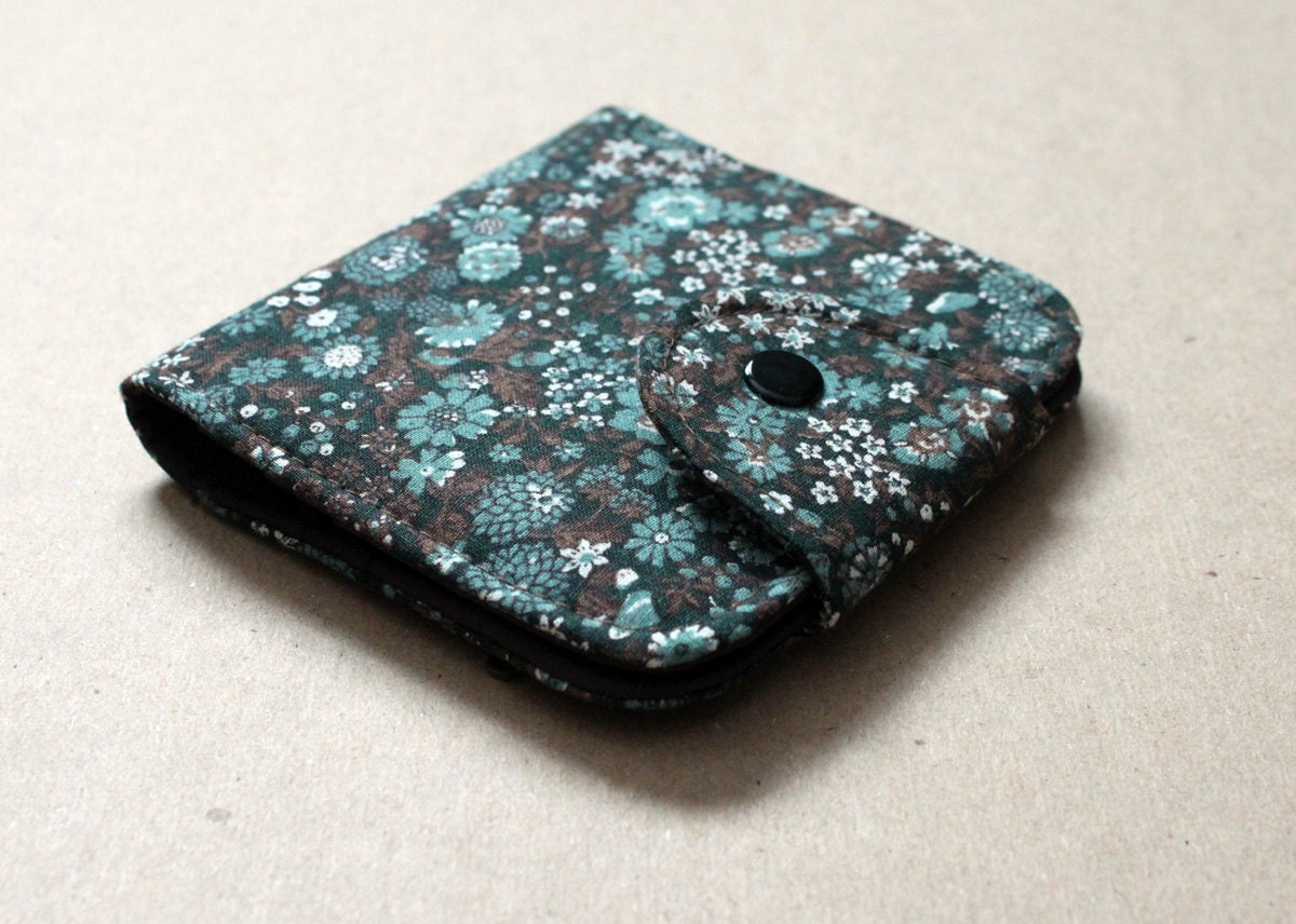 6 Pocket BiFold Wallet with Change Purse in Vintage Calico Fabric