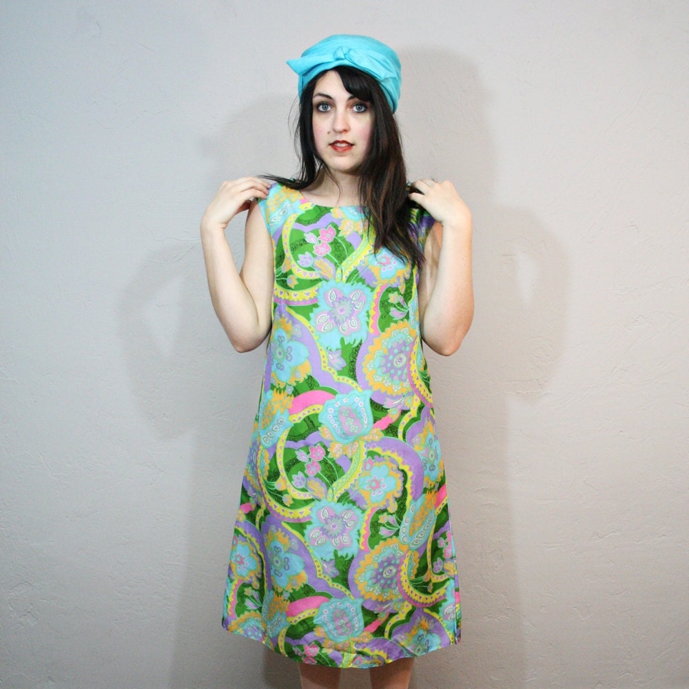 Vintage Day Dress / Paisley Shift / Vibrant Colors / 1970s