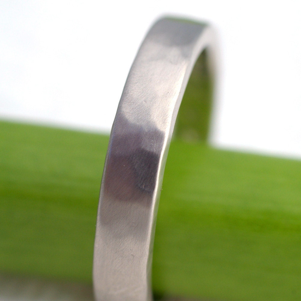 Simple Facets in White 4mm Band