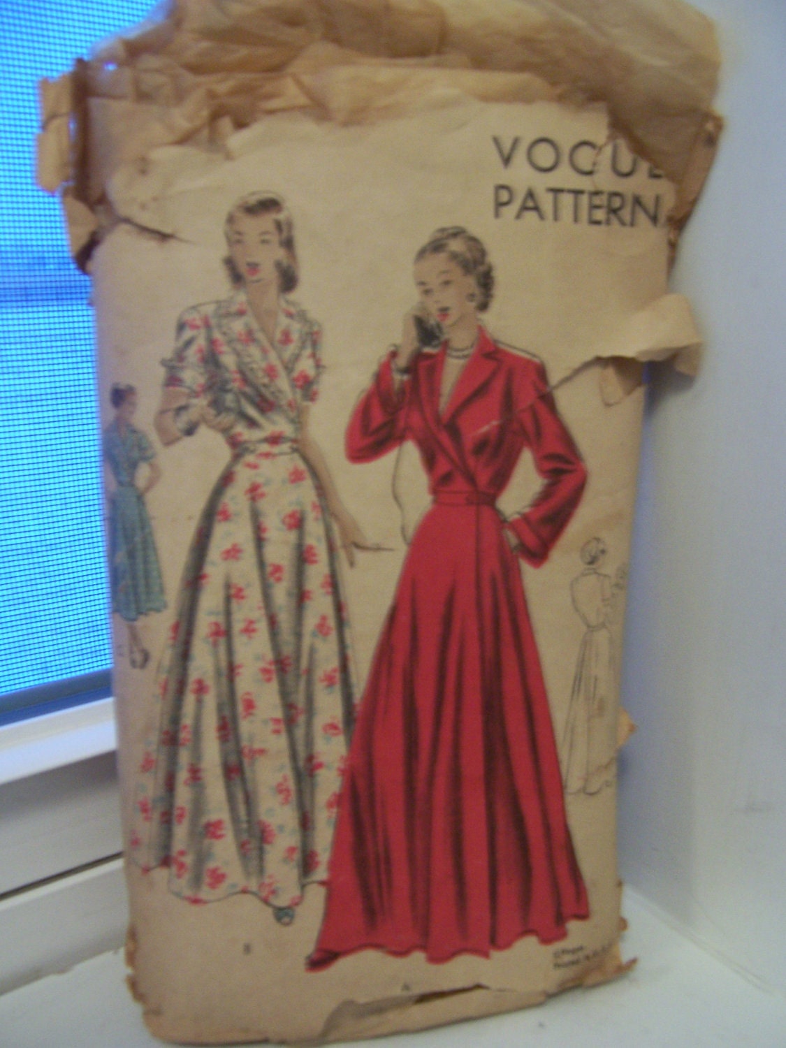 1930's antique "Vogue" pattern-splendid vintage pattern for a housecoat-dressing gown-beautiful graphics