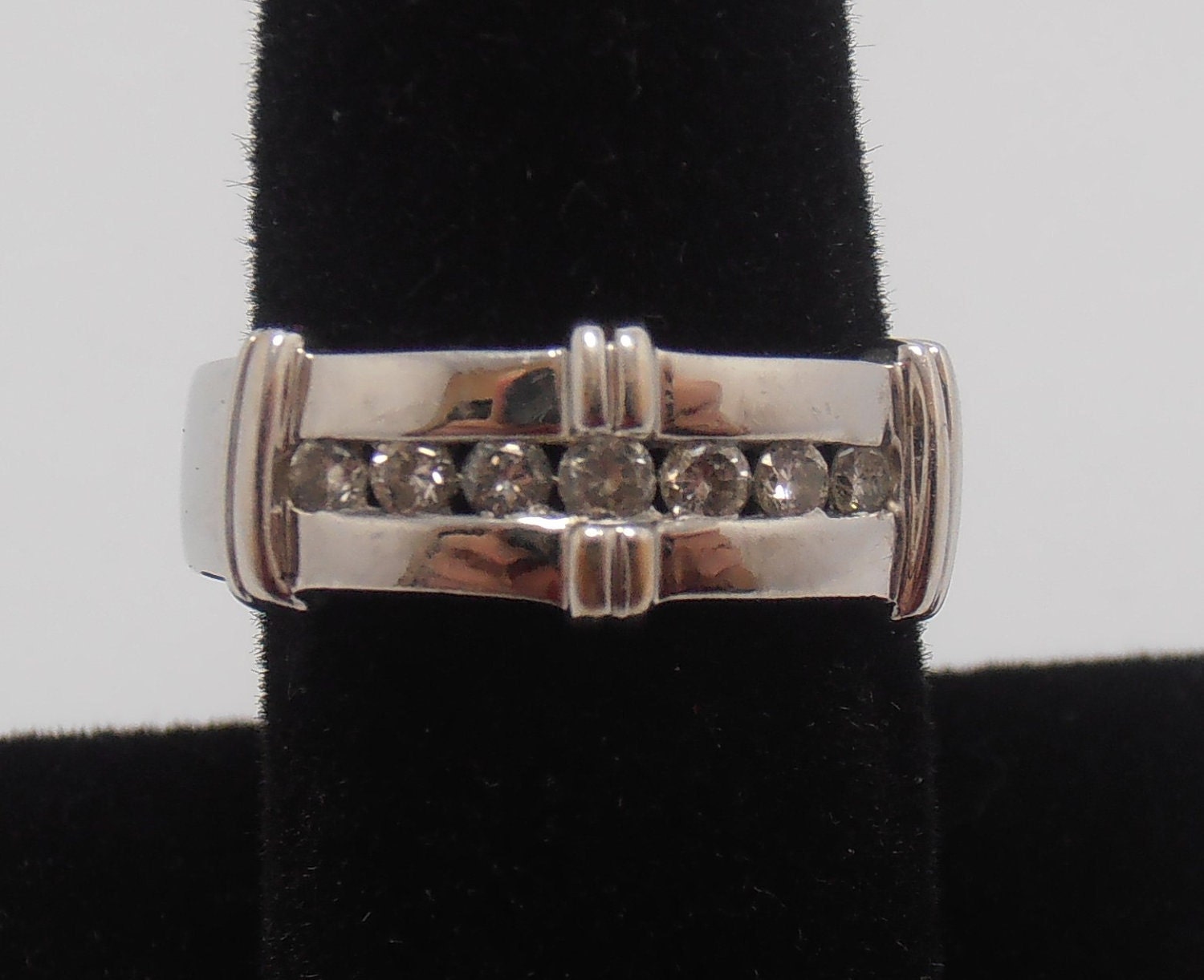Estate White 14KT Gold 7 diamond ring   heavy    4 grams  band