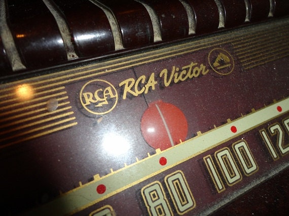 Vintage Bakelite RCA Victor Tabletop Radio-Works great.  Portable, electric, no cracks or chips.  VGC Vtg History