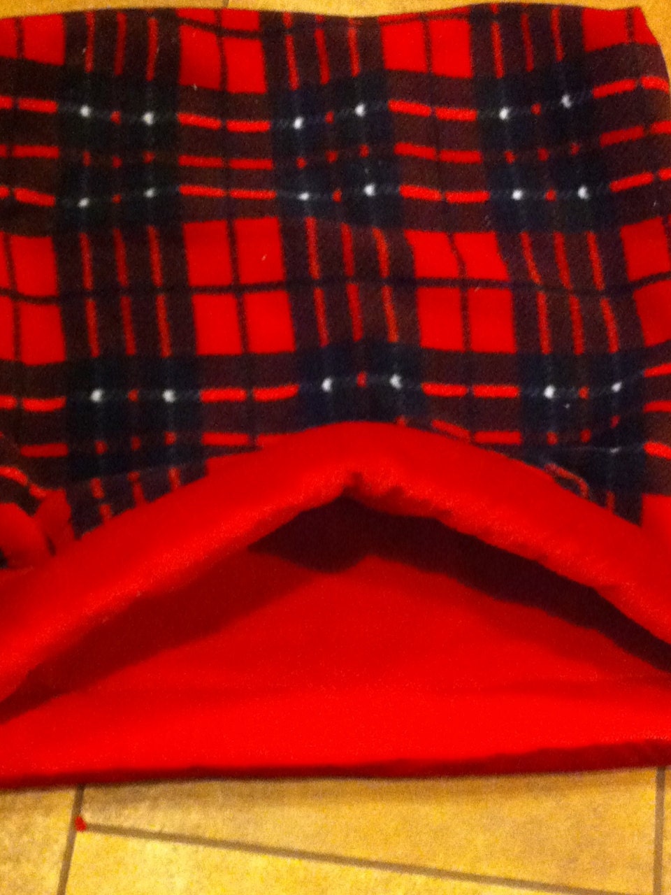 Plaid SNUGGLE-SACK Pet bed 21" X 22" Fleece, medium