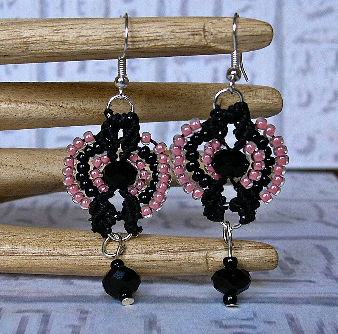Micro macrame earrings in pink and black